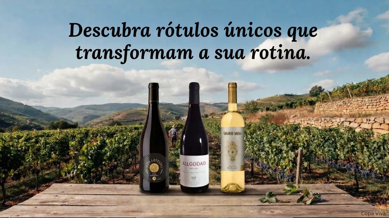 Três garrafas de vinho sobre uma mesa de madeira em meio a vinhedos em terraços, incluindo Allgodão Tinto DOC e Ouro Meu Branco, e o texto 'Descubra rótulos únicos que transformam a sua rotina.'