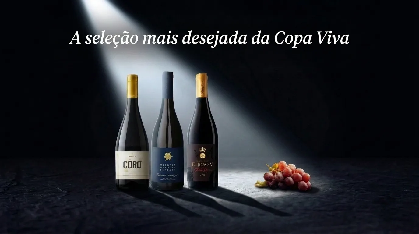 Três garrafas de vinho tinto — Côro, HFC Cabernet Sauvignon e O Magnânimo D. João V — iluminadas por um facho de luz sobre fundo escuro, com um cacho de uvas ao lado, e o texto 'A seleção mais desejada da Copa Viva'.